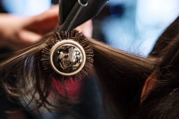 sử dụng lược tròn giúp tóc phồng tự nhiên