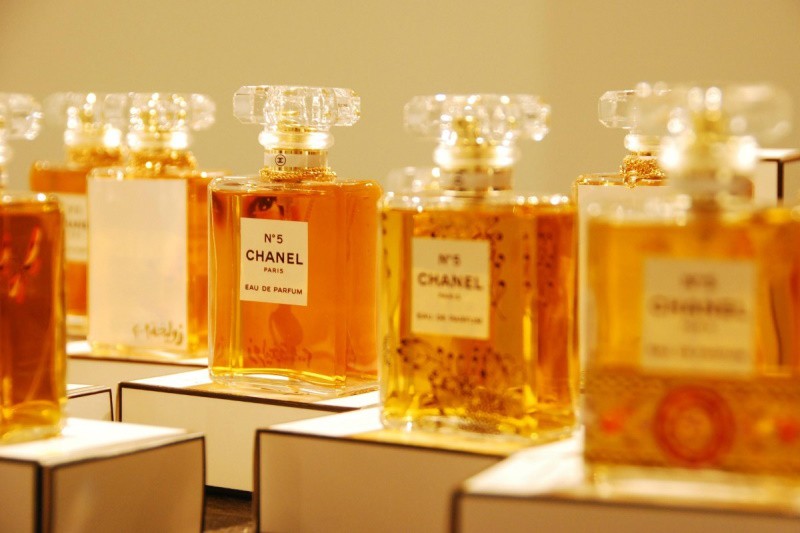 15 Loại nước hoa nữ thơm nhất giữ mùi lâu nhất cho nữ  SunNa Perfume